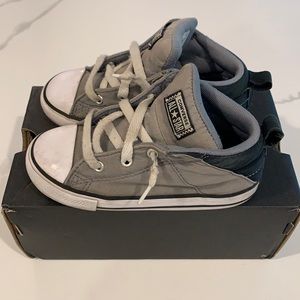 Gray converse mid top sneakers in gray, size 10 (boys)